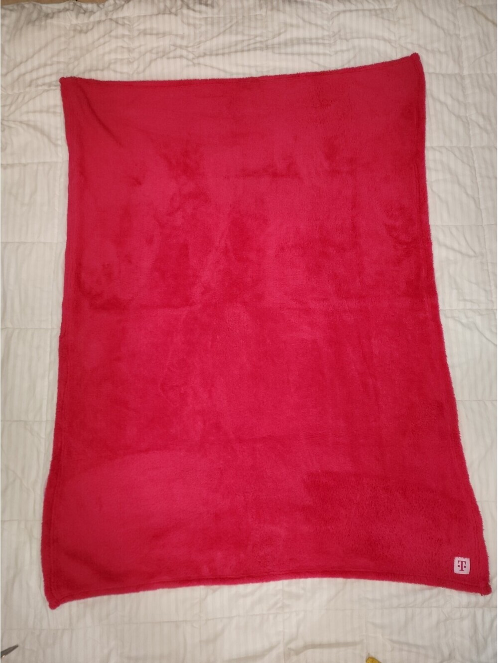New T-Mobile Tuesday Pink Blanket Super fluffy & cozy 57"×44"